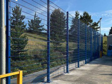 Realizace – modré 2D plotové panely na patkách | Holýšov