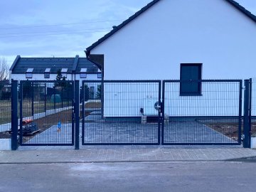 Realizace – brána a branka z 3D plotových panelů | Pardubice