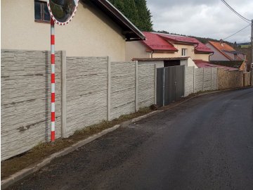 Realizace – betonový plot a brána a branka z WPC plotovek | Chrást