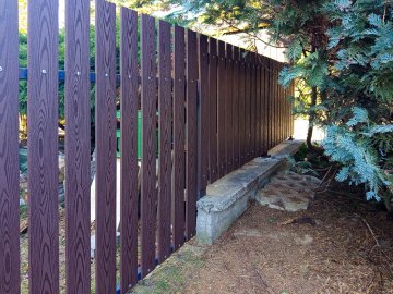 Realizace – hnědé plotovky Pilwood-Sand | Otrokovice