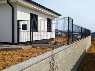 Realizace – 3D plotové panely na podezdívce | České Budějovice