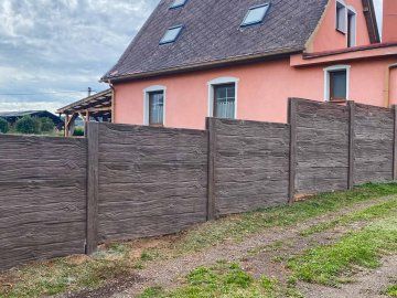 betonový plot s dekorem dřeva   Broumov