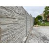 Betonový plot postavený na kovových pozinkovaných sloupcích - na podezdívce