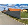 Realizace – betonový plot a pozinkované čtyřhranné pletivo s deskami | Podluhy