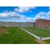Realizace – betonový plot a pozinkované čtyřhranné pletivo s deskami | Podluhy