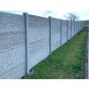 Realizace – betonový plot a pozinkované čtyřhranné pletivo s deskami | Podluhy