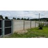 Realizace – betonový plot a posuvná brána s výplní WPC plotovek | Toužim