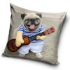 Dekoracni polstarek Mops hraje na ukulele
