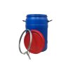 Plastový sud 100 l se sponovým uzávěrem, polohovatelnými madly a plastovým víkem.