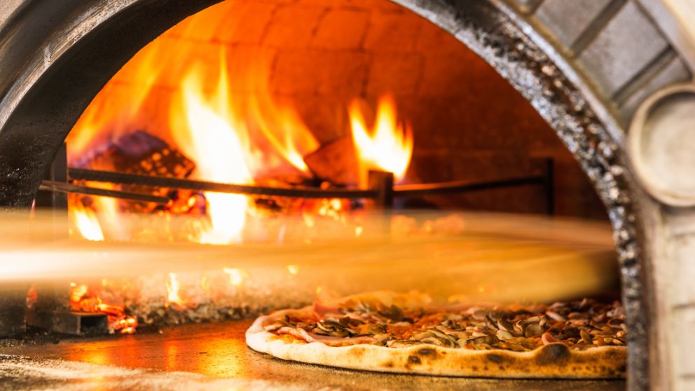 Udělejte si domácí pizzerii: Proč zvážit pizza pec?