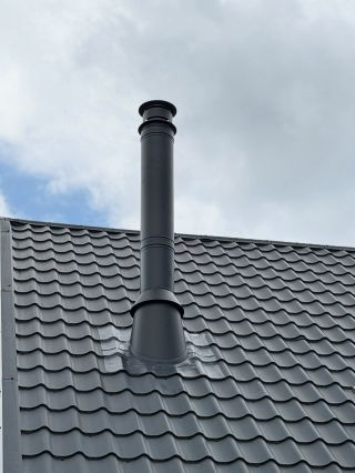 Svislý nerezový komín Schiedel PERMETER 50 pro krbová kamna. Jednoduché, čisté a funkční řešení