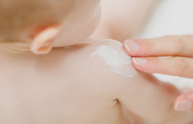 Péče o pokožku na jaře: Jak připravit dětskou pokožku na změnu počasí