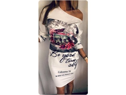 Krásné šaty s odhaleným ramenem a nádherným potiskem