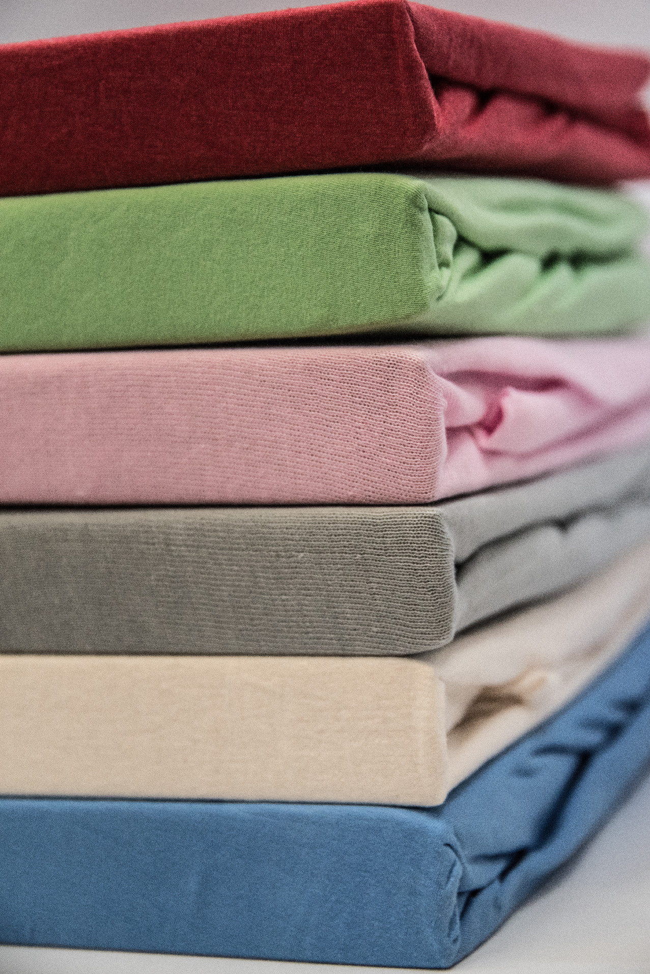 Anne O´Leary Dětské barevné prostěradlo do postýlky 60x120cm Duhová: Bílá