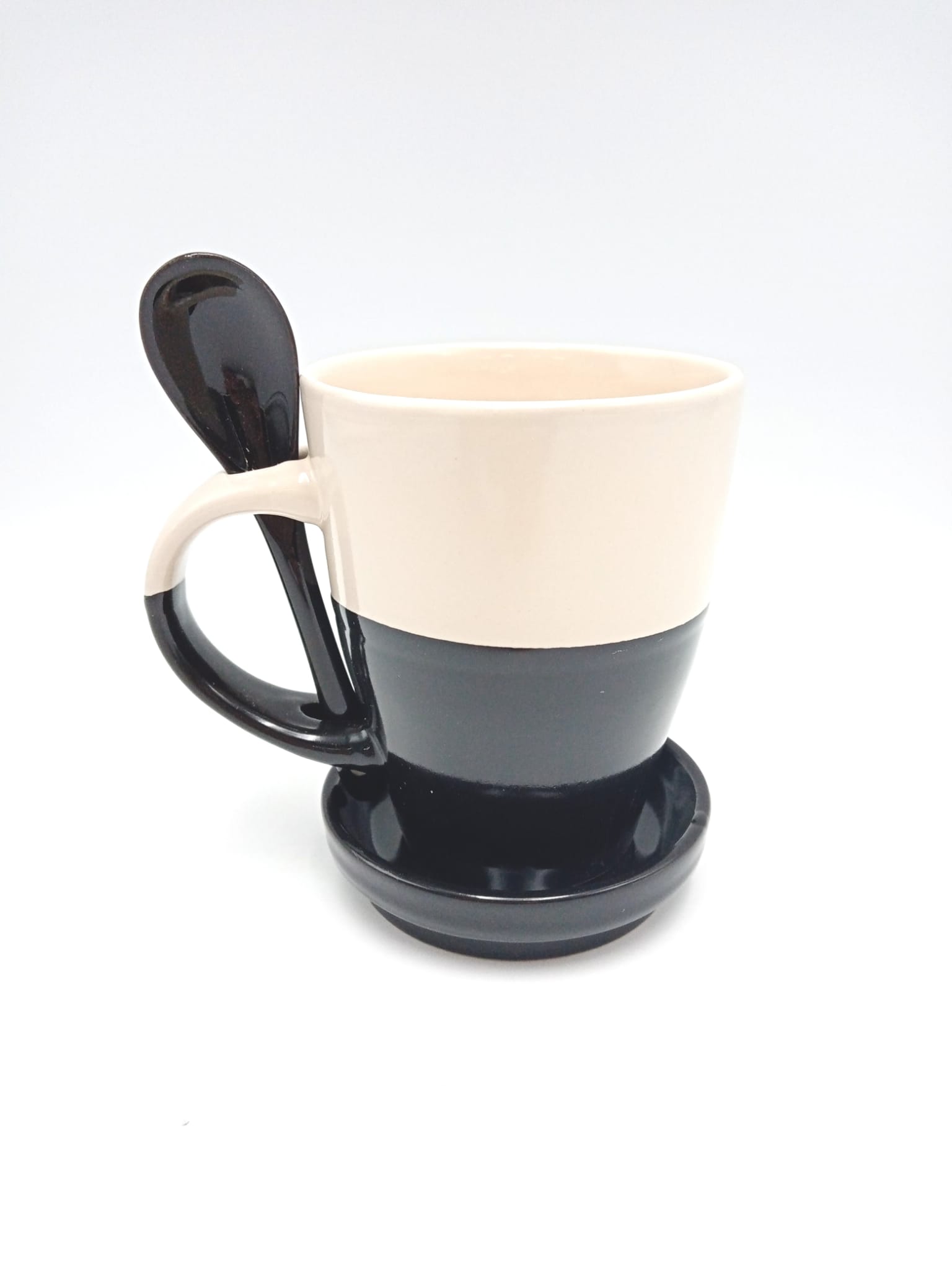 Keramický hrnek se lžičkou  a víceúčelovým víčkem, bílo-černý