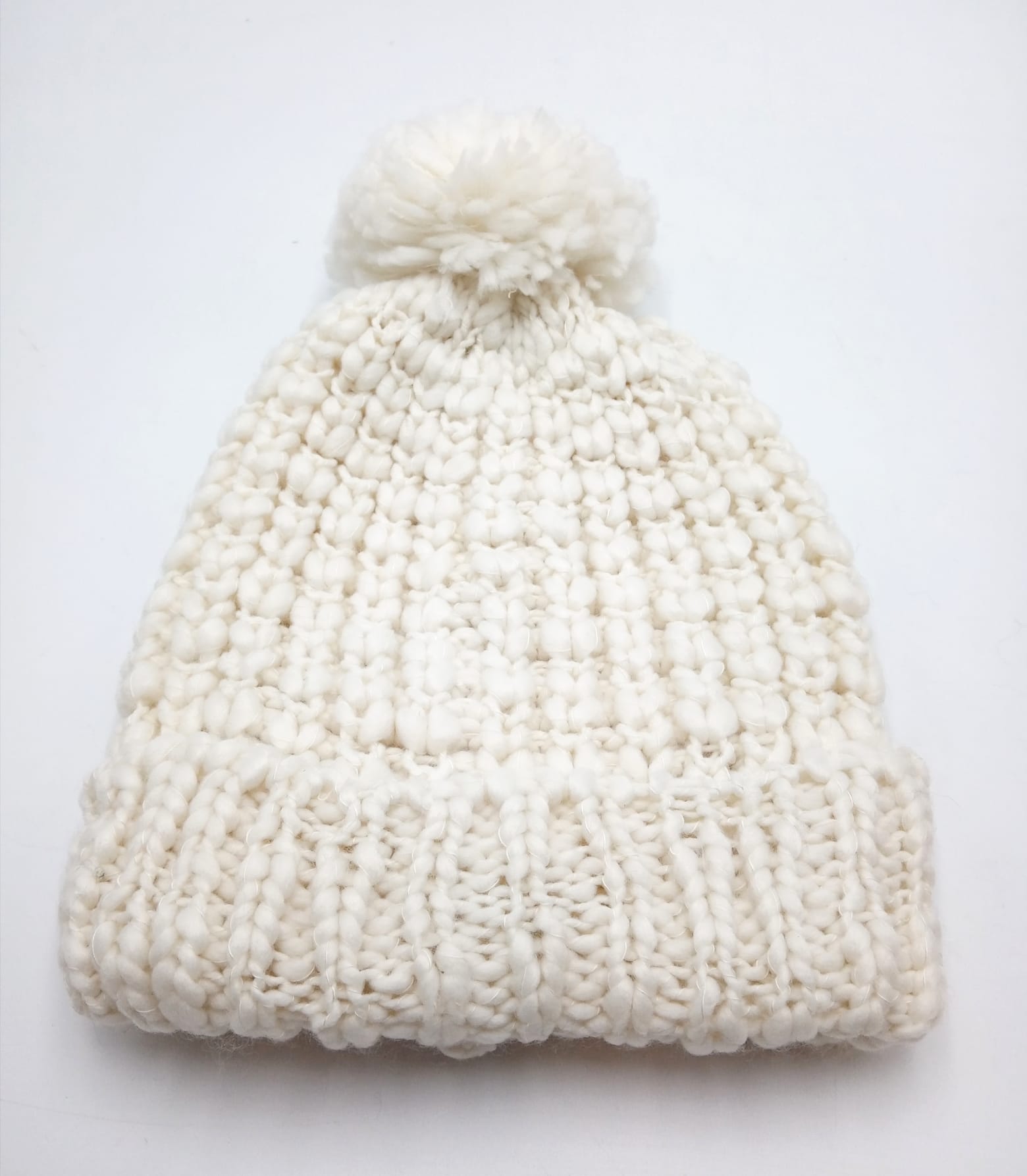 Oodji Čepice pletená copánky s ohrnutým lemem a bambulí, bílá