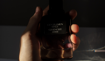 Jak aplikovat parfém, aby vydržel co nejdéle?