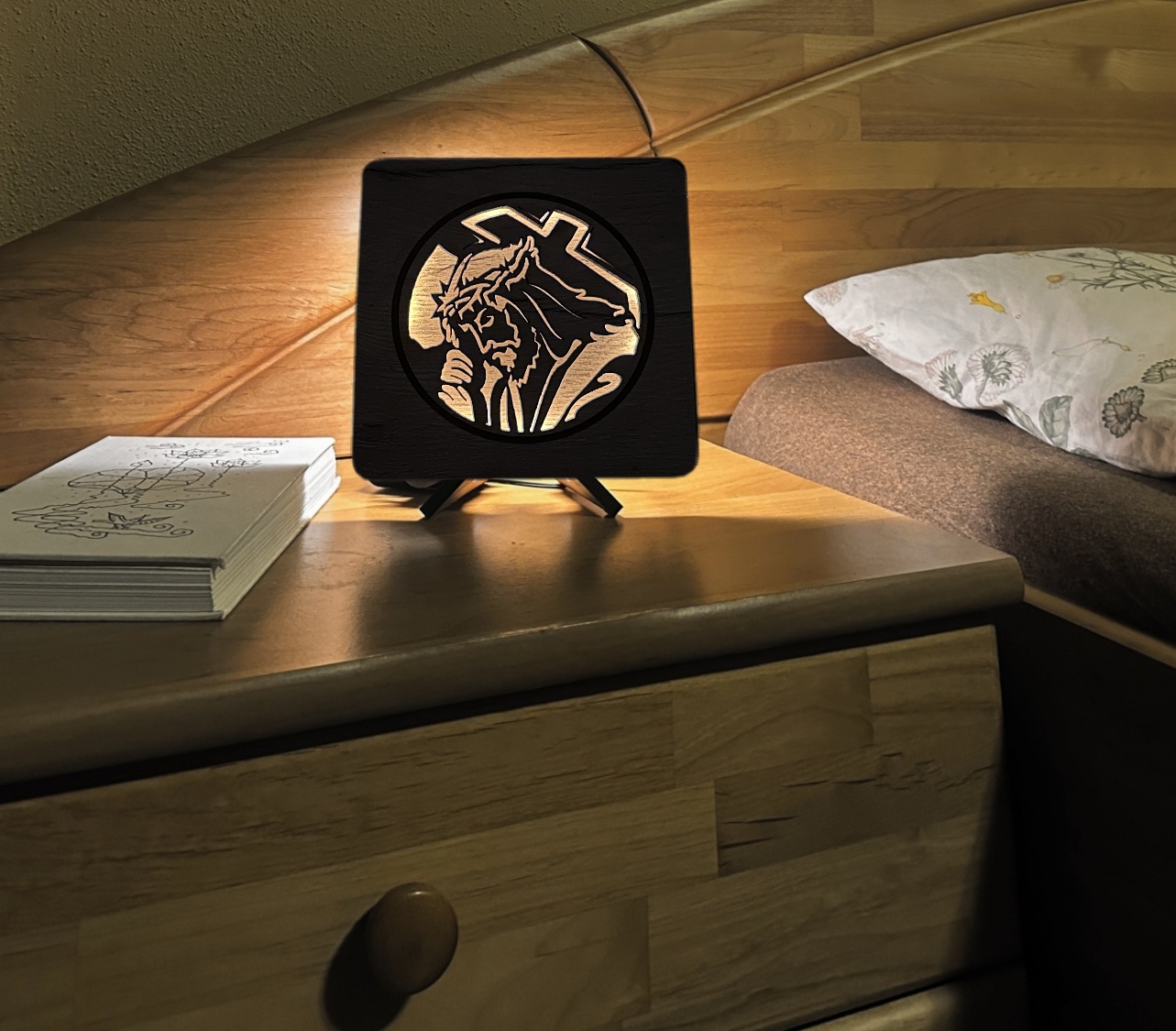 Li-Go "Ježíš a kříž" lampa 19x19cm provedení povrchu: dub