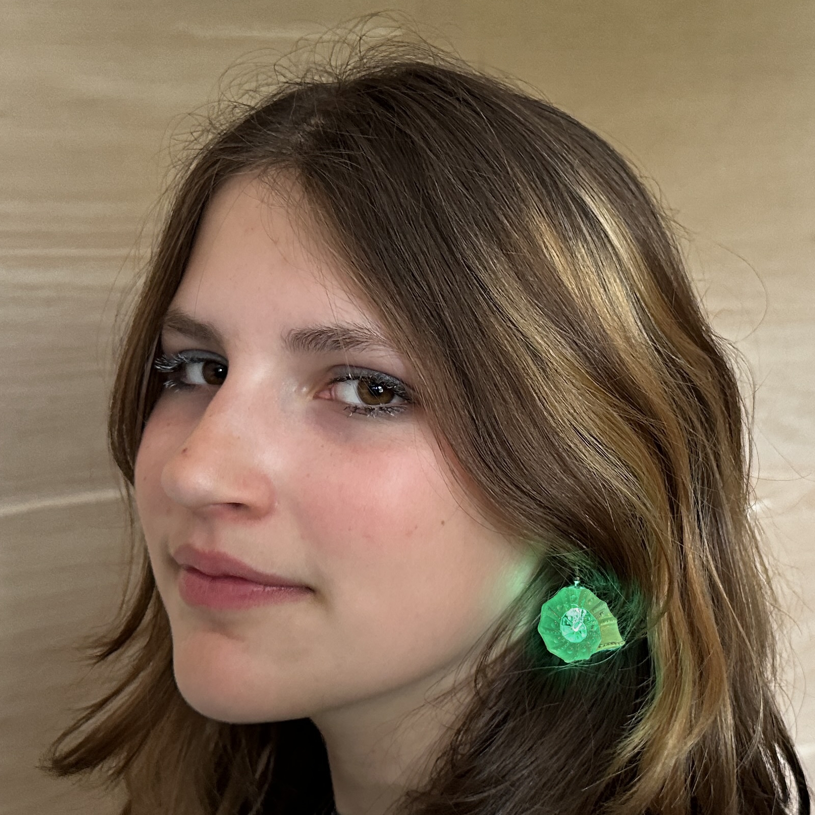 Li-Go Světelné náušnice "Ulity" zelená