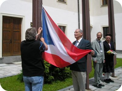 JAK NALOŽIT SE STÁTNÍ VLAJKOU PO SKONČENÍ JEJÍ ŽIVOTNOSTI?