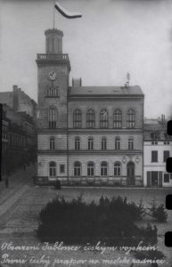 stara-radnice-s-ceskym-praporem