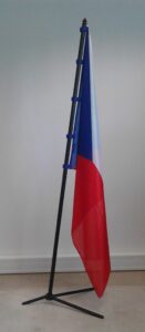 vlajka-s-poutky-na-stojanu