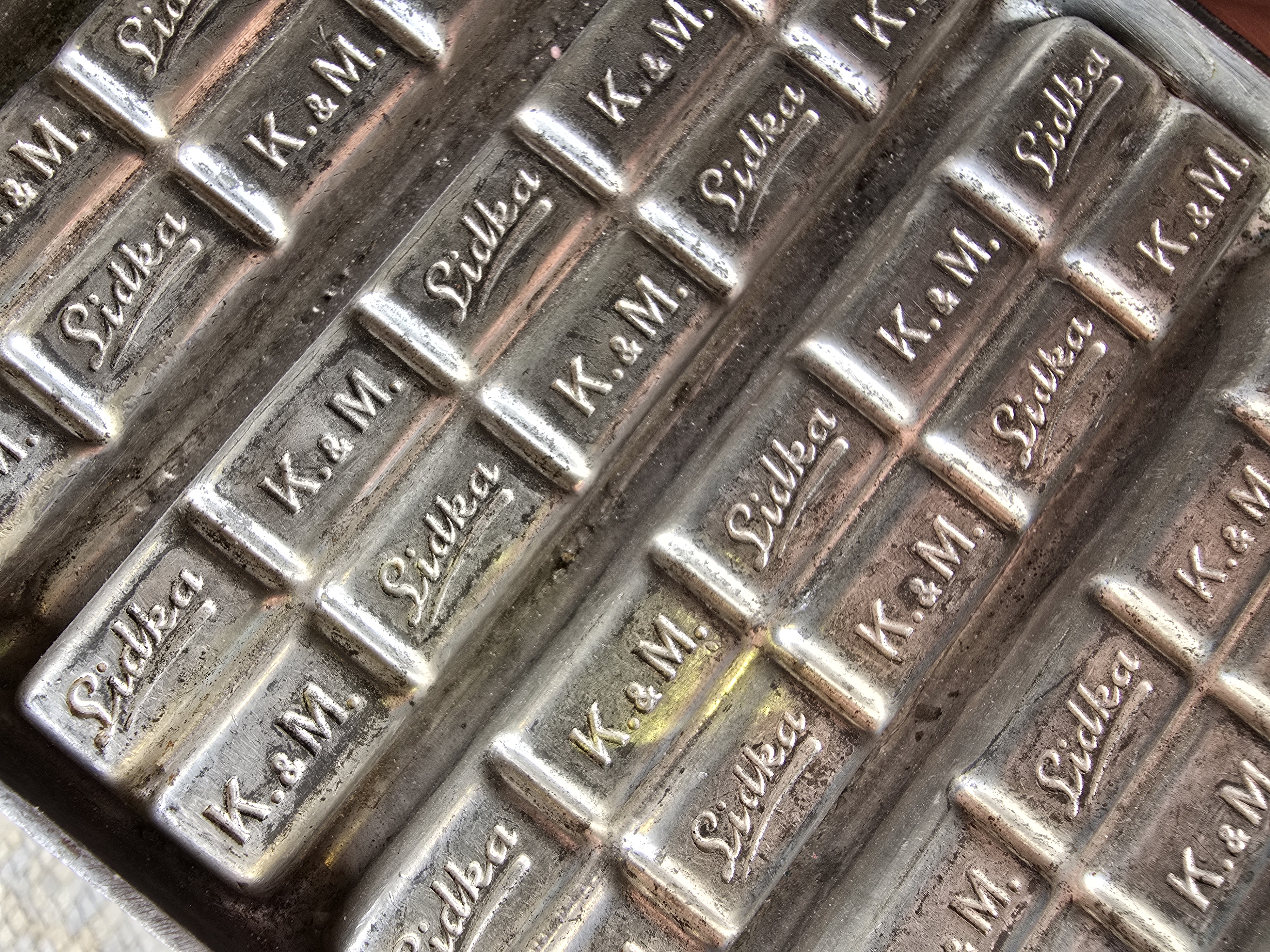 Logo čokoládovny Lidka na původních formách | lidkachocolate