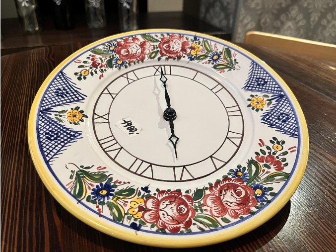 Hodiny talíř barevné