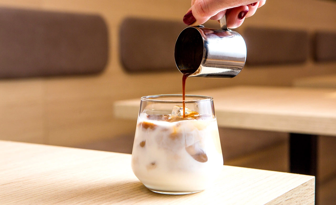 Káva s mliekom prekvapila vedcov: Má benefity, o ktorých sme nevedeli