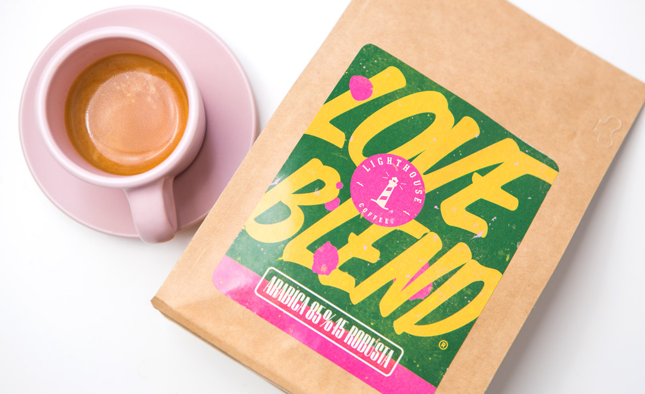 Lighthouse Coffee Loveblend 85/15: Hravá zmes kávy s hustou cremou a chuťou, ktorá vás pohltí