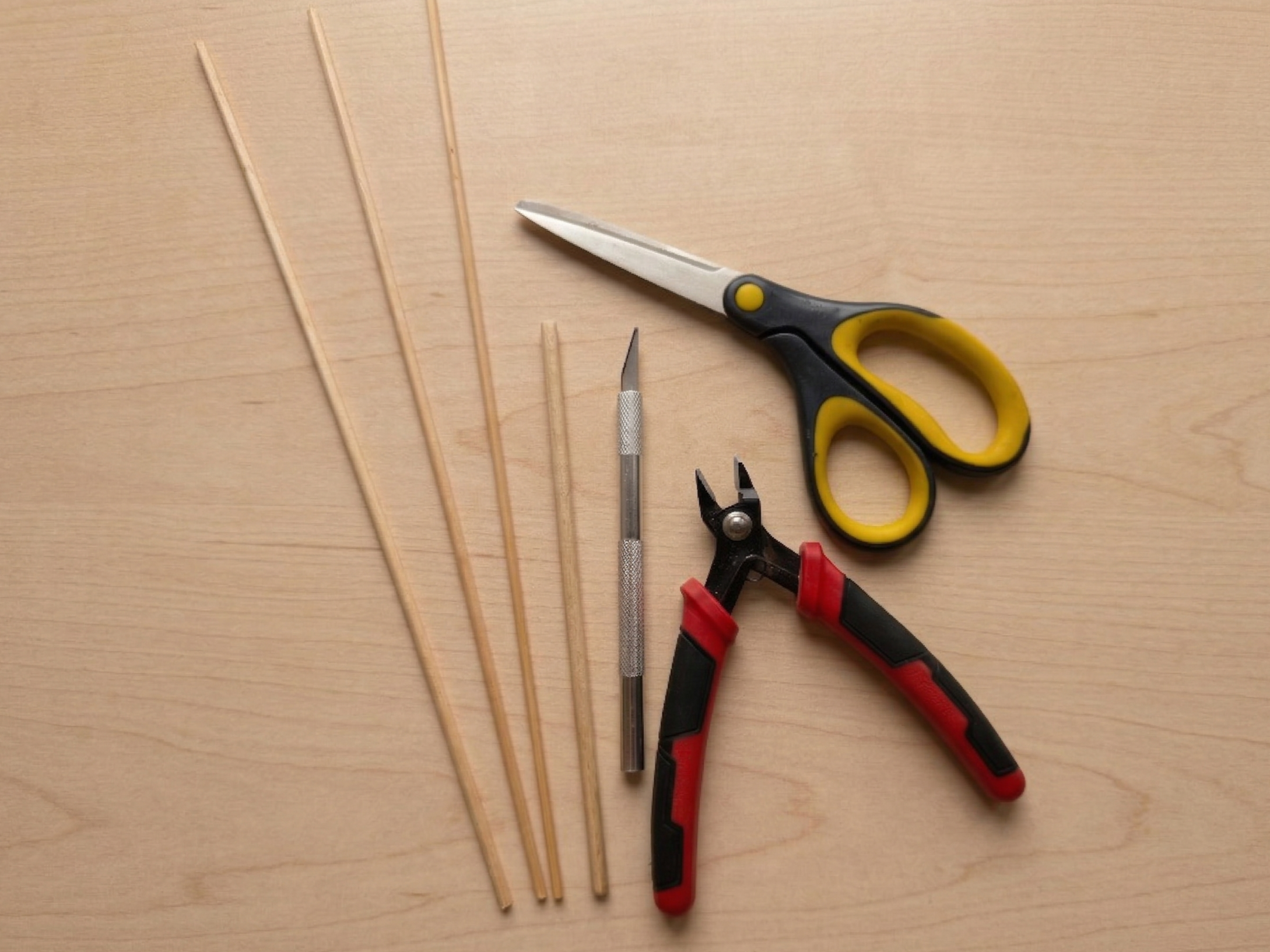 Nůžky a kleště pro stavbu