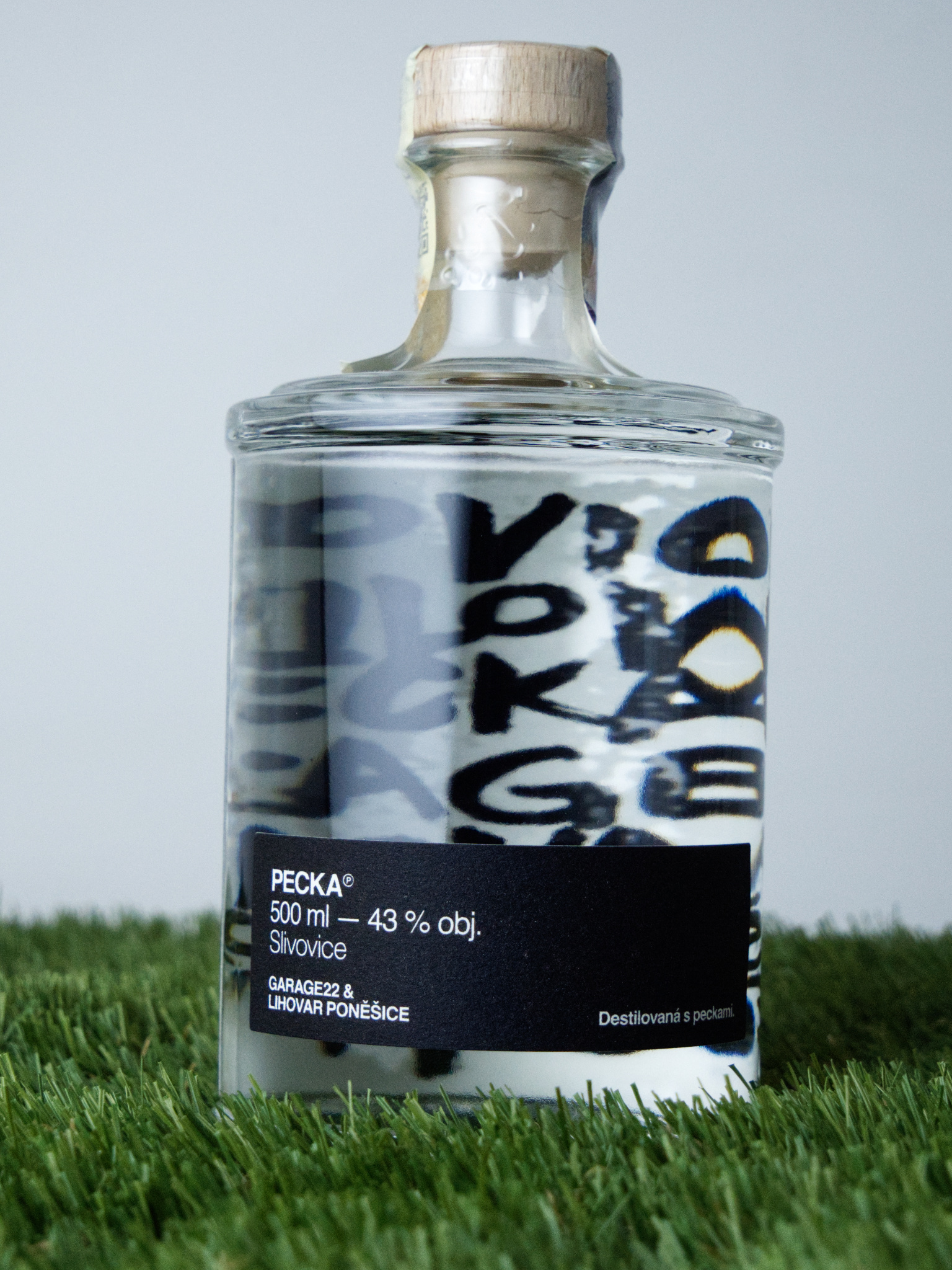 Lihovar Poněšice Poněšice x Garage22 collab PECKA slivovice 43% 0,5l (obrázek 3)