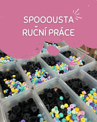 Na první pohled jen pár bedýnek s dílky. Ale když se na ně dívám já, vidím za nimi hodiny práce v dílně. 🪵 Ano, máme...