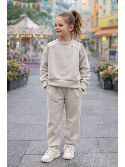 Dívka v béžovém ve městě