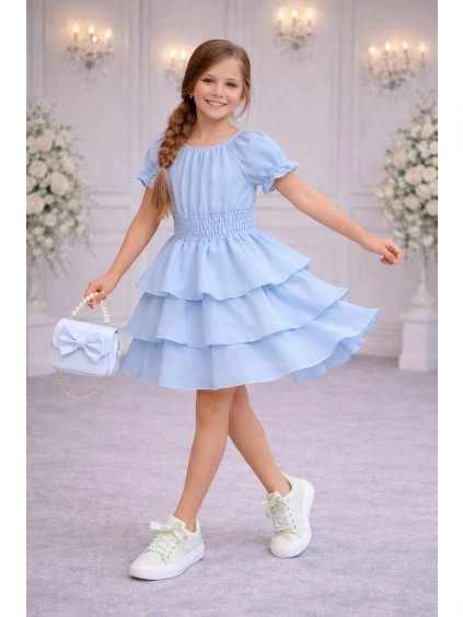 Dívka v modrých šatech v elegantním interiéru