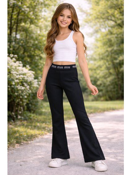 Mladá dívka v módním outfitu