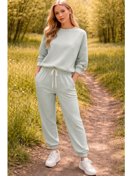 Mladá žena v mintovém outfitu