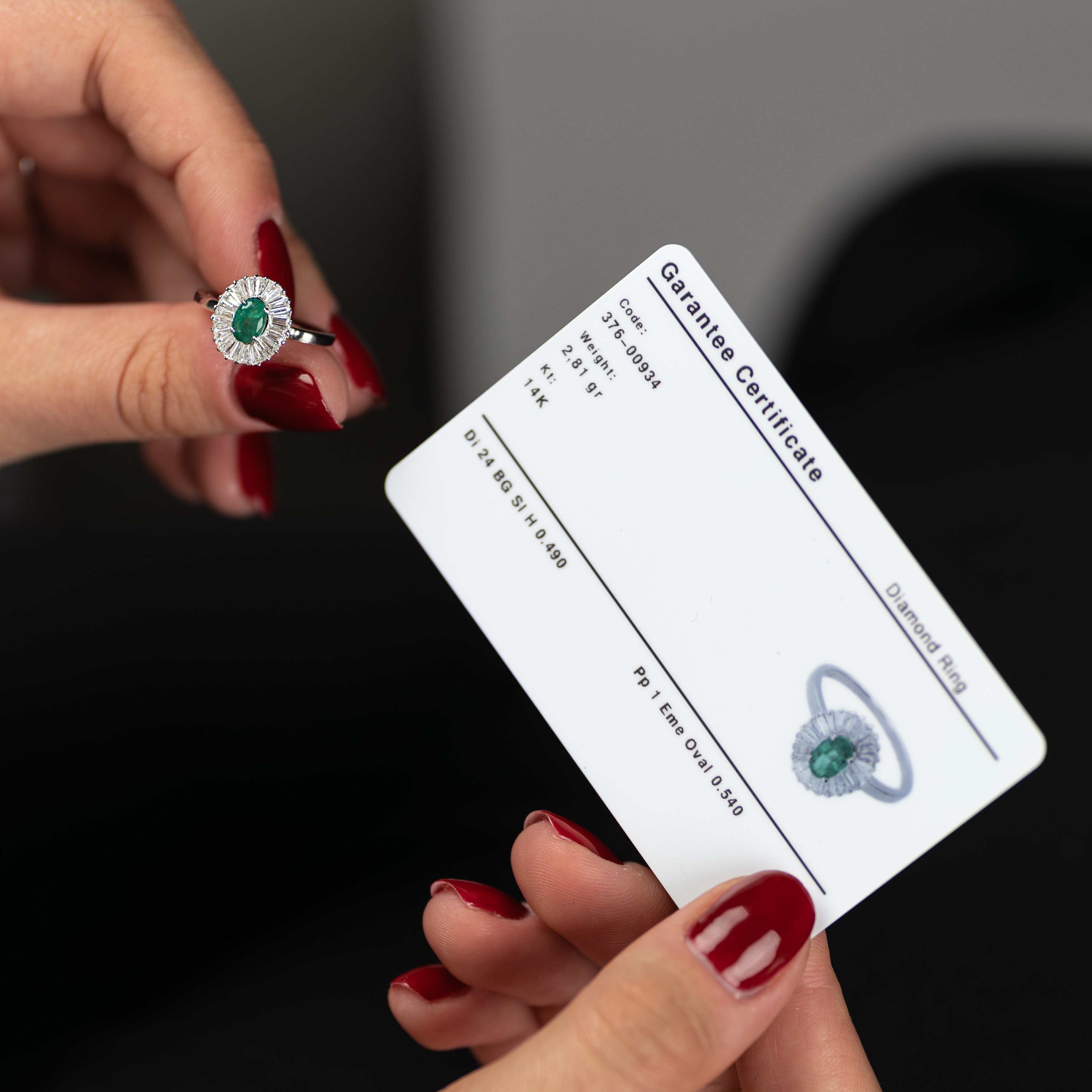 Detailní certifikát ke šperku s diamanty a drahými kameny
