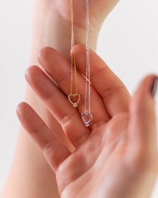 Zlato, které vás neruší. Jen doplňuje 🌸🤍 🔍 Líbí se vám šperk z fotografie? Najdete ho na našem e-shopu pod uvedeným kódem...