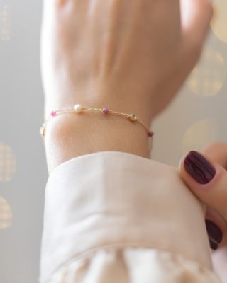 Některé věci nepotřebují vysvětlení. Jen své místo ✨🤍 🔍 Zaujal vás detail z fotografie? Šperk najdete na našem e-shopu pod...