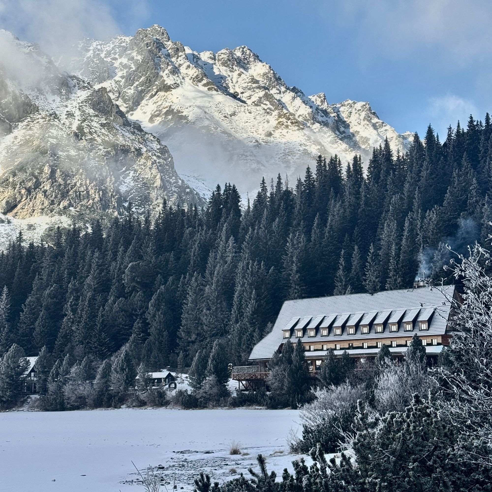 Popradské pleso so psom: zimná recenzia Pekyho chaty