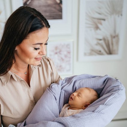Péřová zavinovačka pro miminka fialový mušelín fialkový