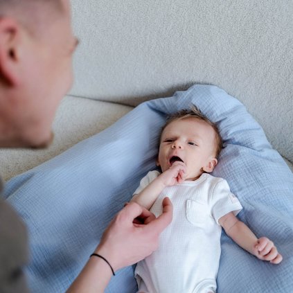 Péřová zavinovačka pro miminko - Baby blue mušelín