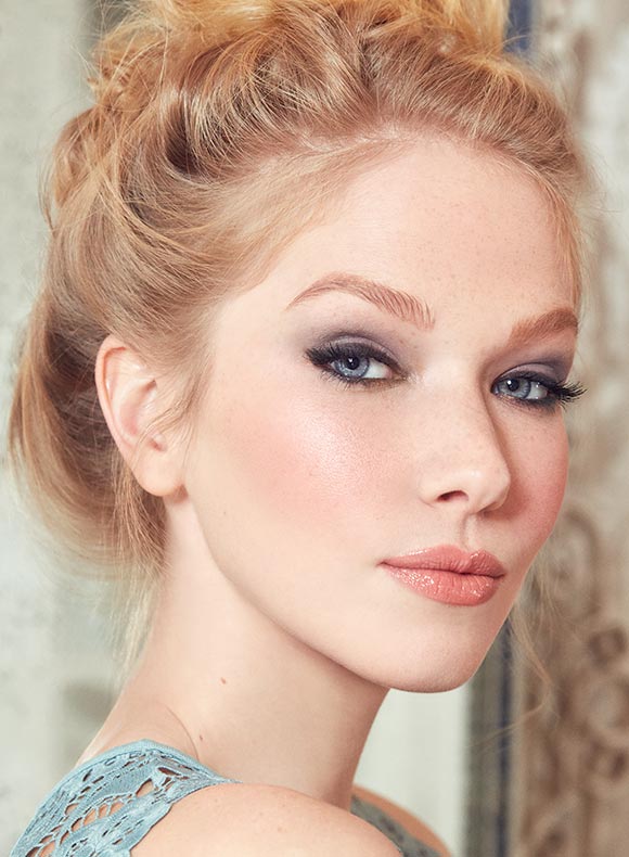 Šedé kouřové líčení