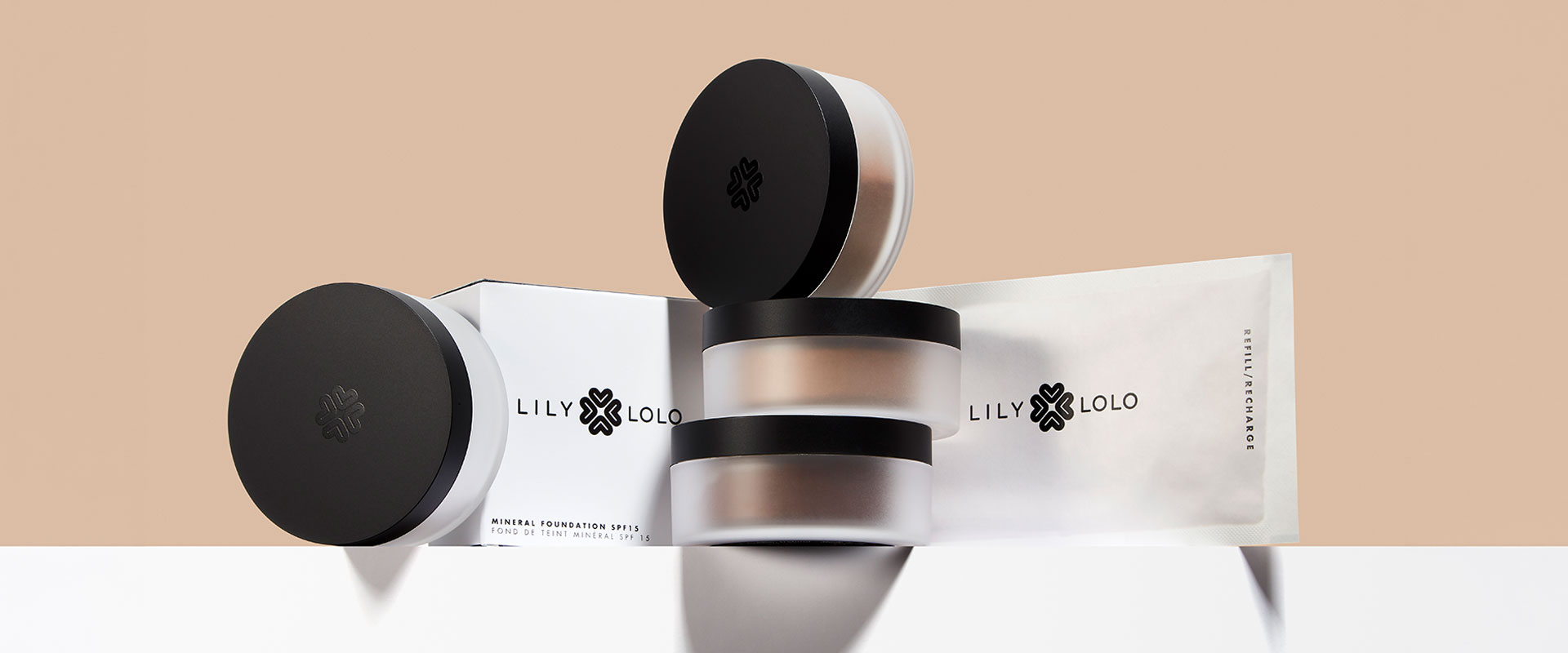 Minerální make-up Lily Lolo v dóze se sítkem, krabička Mineral Foundation SPF15 a ekologická náhradní náplň