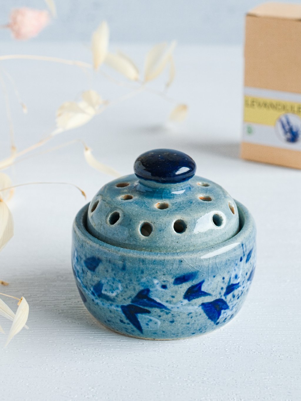 Zavřený keramický difuzér Poletující lístky modré