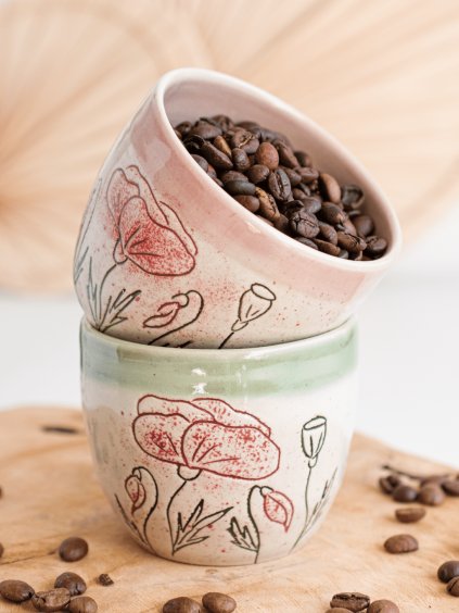 Ručně vyráběný keramický pohárek s ručně malovanými máky v zelené a starorůžové variantě