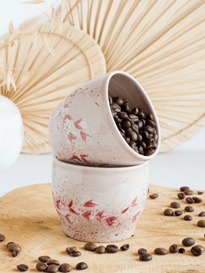 Starorůžové keramické pohárky ručně vyráběné s motivy lístků