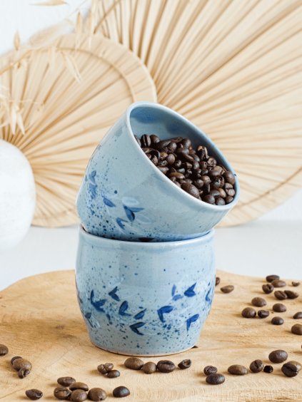 Keramický pohárek s ručně malovanými modrými lístky na kávu