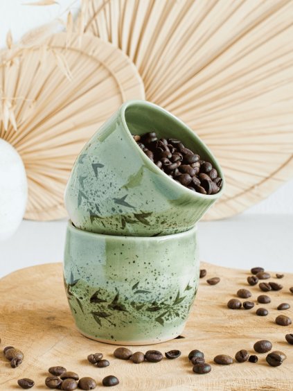 Zelený keramický pohárek s ručně malovaným dekorem lístků